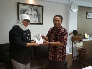 Dua pendiri COMMIT dan buku 'Mewakafkan Hati untuk Perubahan" (foto: YMP)